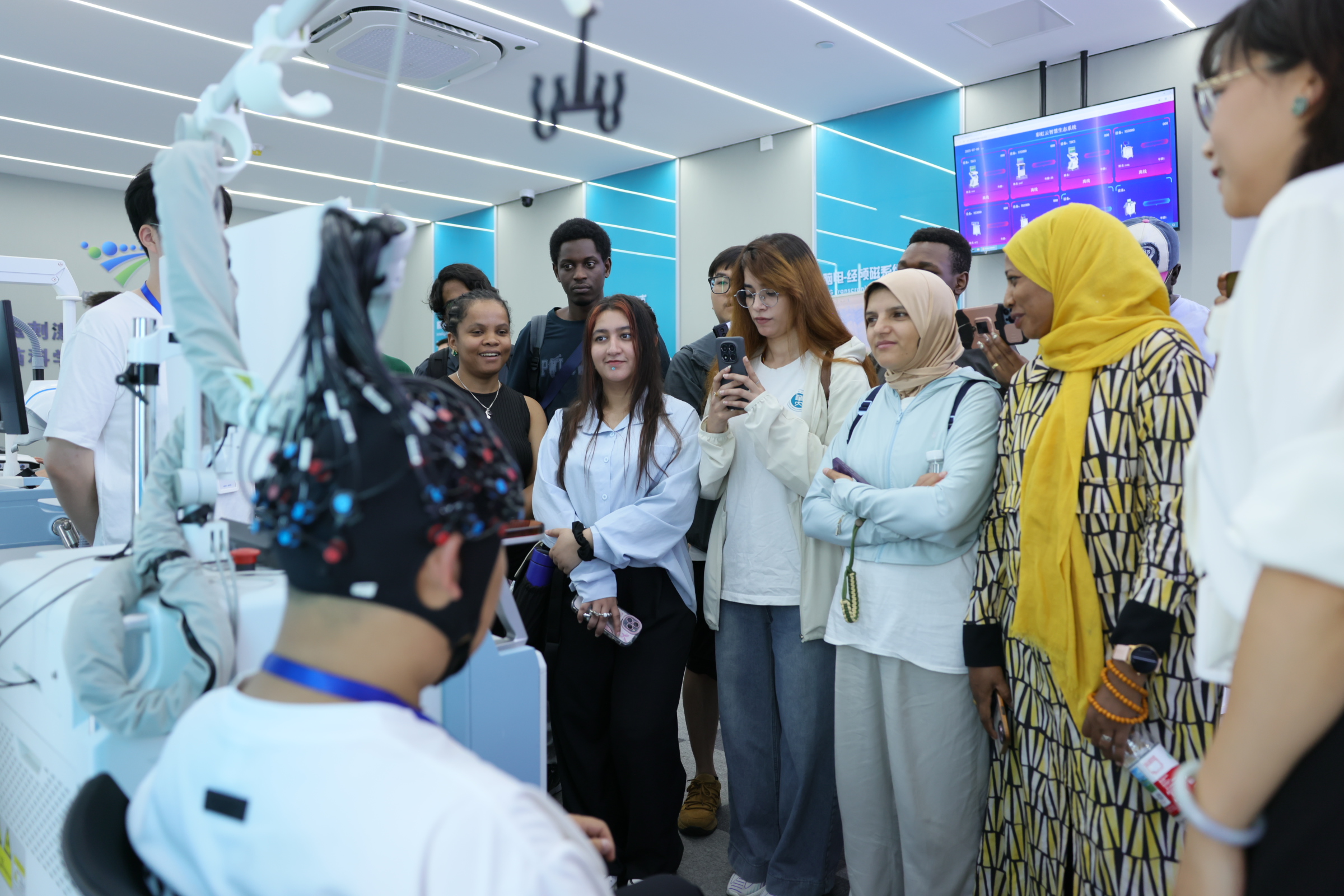 媒體說 | “發(fā)現(xiàn)湖北”首站：留學(xué)生探秘腦機(jī)接口